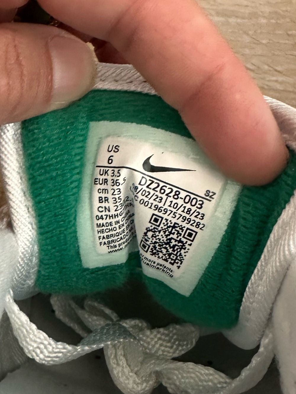 Nike Men’s Sneaker - White & Green Retro Air Cushion - Picture 3 of 3